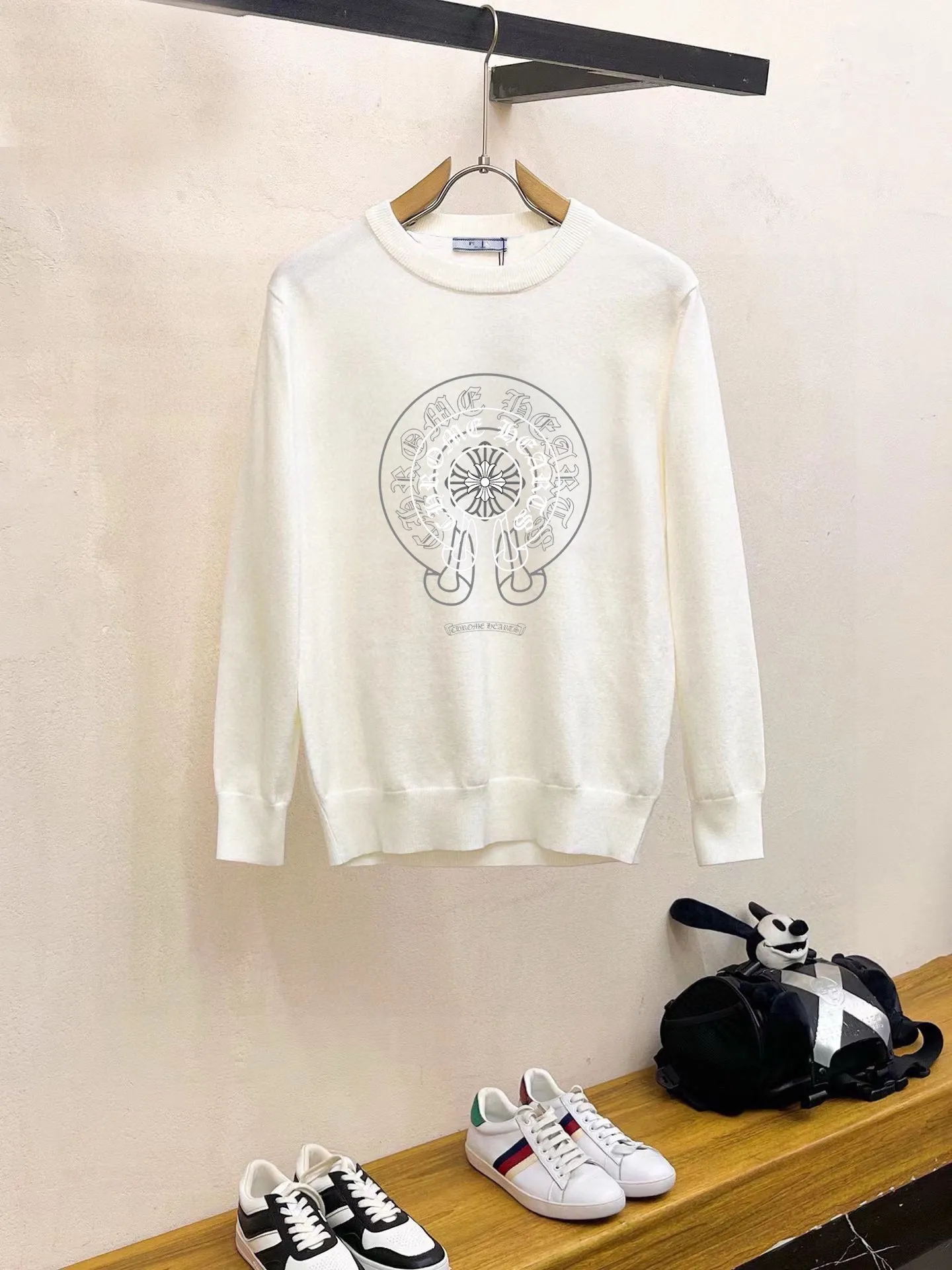 🅿️240 【ChampionHearts】Autumn and winter classic round neck pullover sweater, in full condition! ! ! Wool blended fabric, the latest model in 2025, golden ratio! ! Slim-fitting soft gold, versatile and practical item, the combination and practicality are extremely powerful, simple and elegant, and classy! To create your own style, it is highly recommended to buy it in two colors. The standard slim fit tailoring process is suitable for both young and old men. It is knitted from wool and will not cause any discomfort! While keeping warm, it is stylish, textured and wearable, and the classic logo with contrasting colors on the chest feels in place! ! Recommended for regular customers! ! Size M-3XL (maximum wear: 190 pounds)